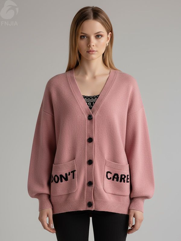 Женский вязаный кардиган нежно-розового цвета с графическим рисунком в виде сердца 