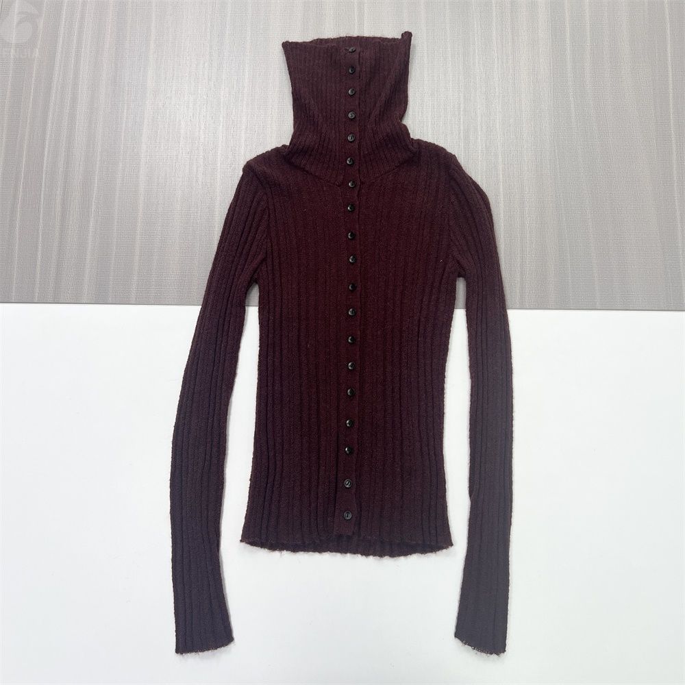 Женский кардиган-водолазка бордового цвета из трикотажа в рубчик с воротником-стойкой и пуговицами спереди - Элегантная повседневная одежда на заказ