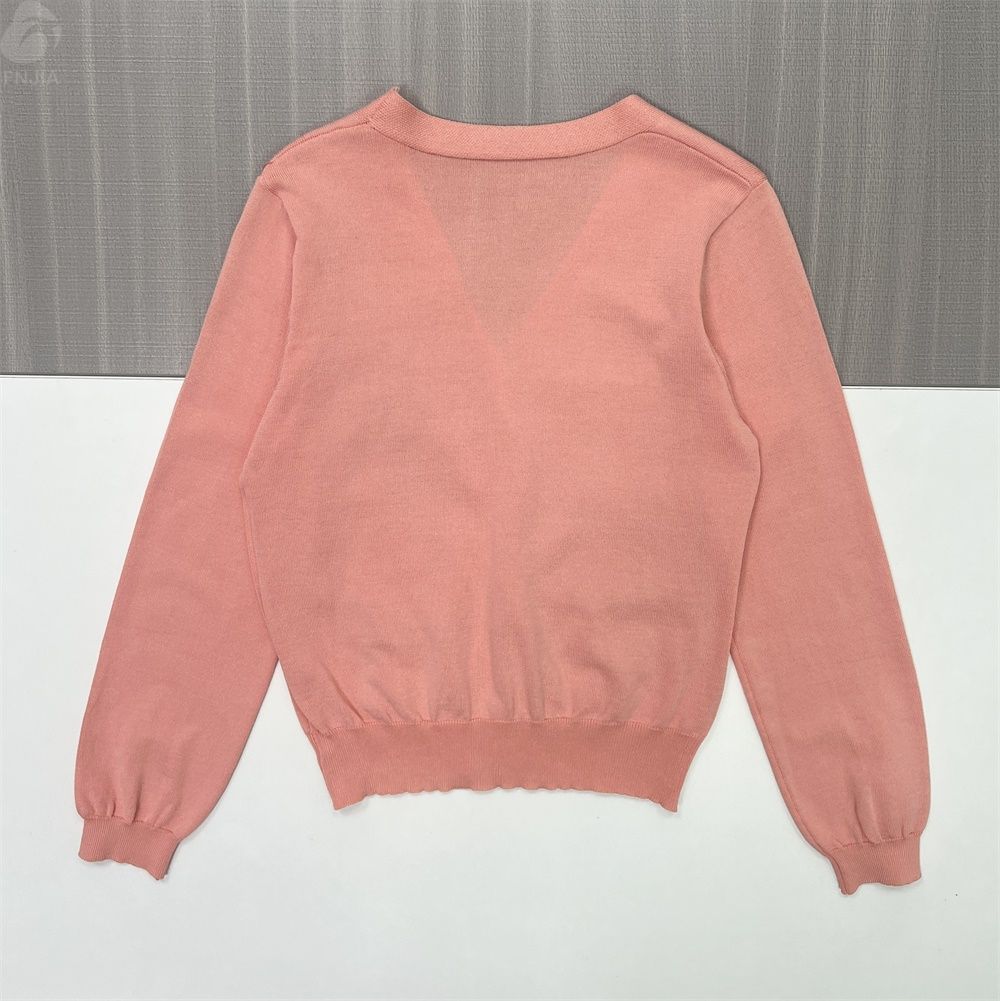 Женский вязаный кардиган розового цвета с вышивкой в виде кролика и жемчужными вставками - Необычная одежда на заказ