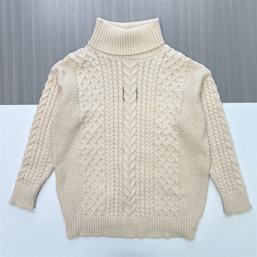 Женский кремовый свитер-водолазка оверсайз с высоким воротом и узорами смешанной вязки - классическая одежда с необычной текстурой