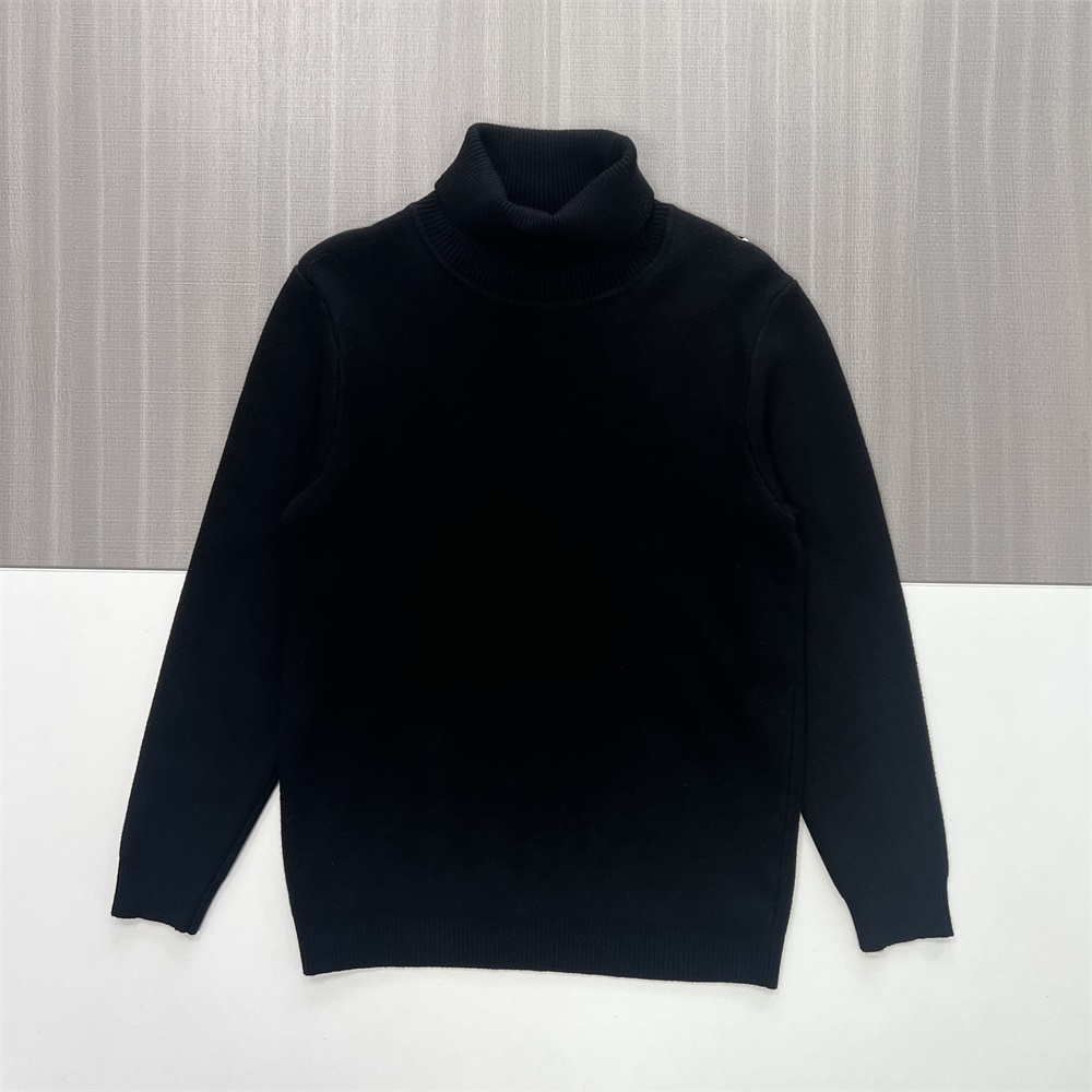 Женский черный свитер-водолазка свободного кроя с тонкой текстурой - Универсальная одежда в стиле минимализма