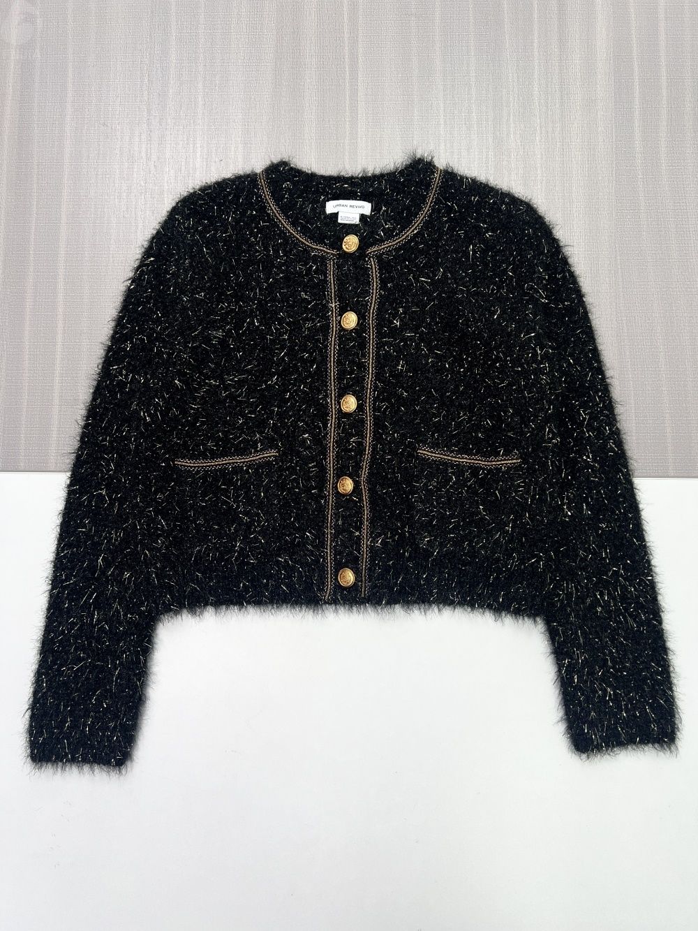 Женский черный укороченный кардиган из мохнатой вязки с золотыми пуговицами и отделкой