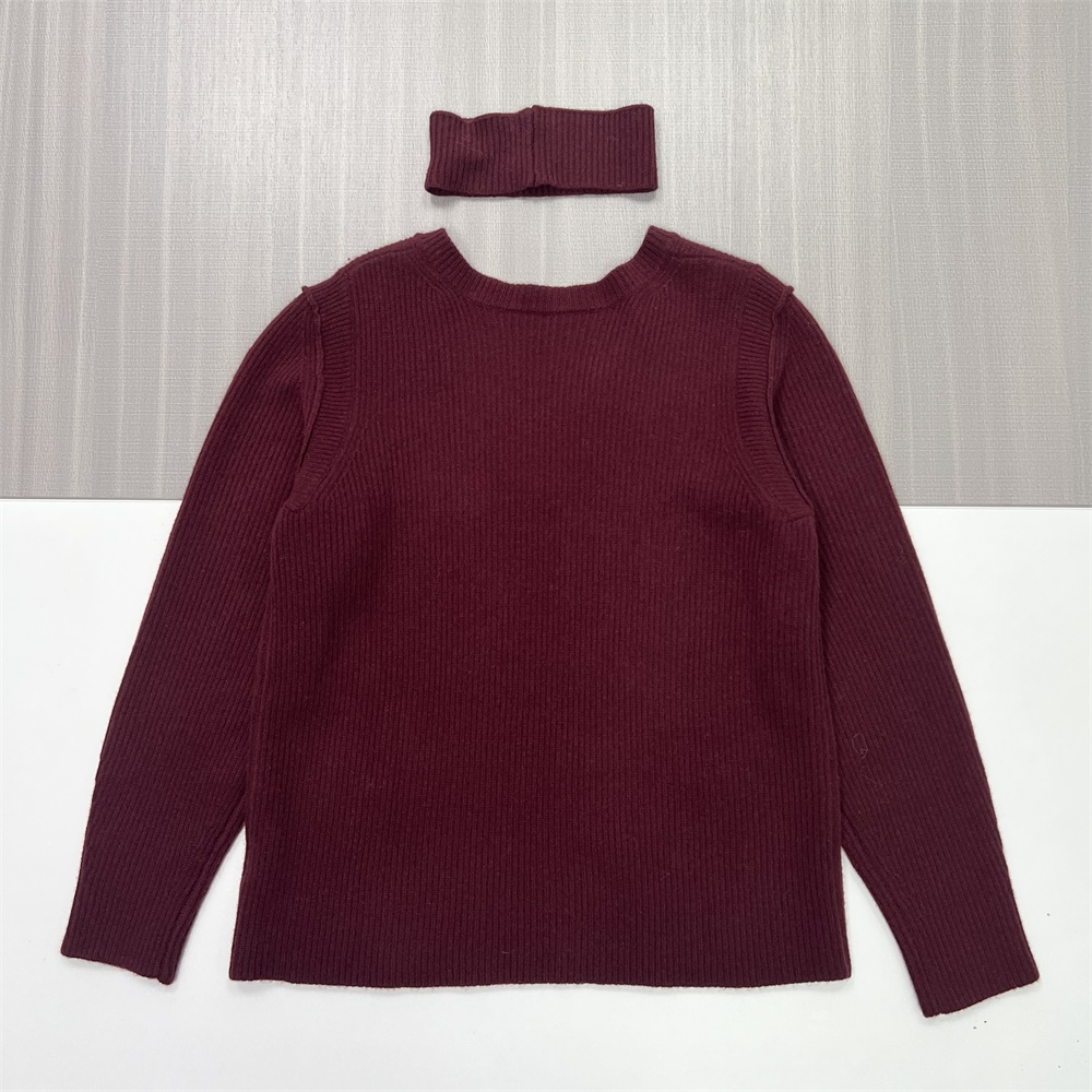 Женский бордовый свитер в рубчик с открытыми плечами и съемным колье - стильная повседневная одежда на заказ