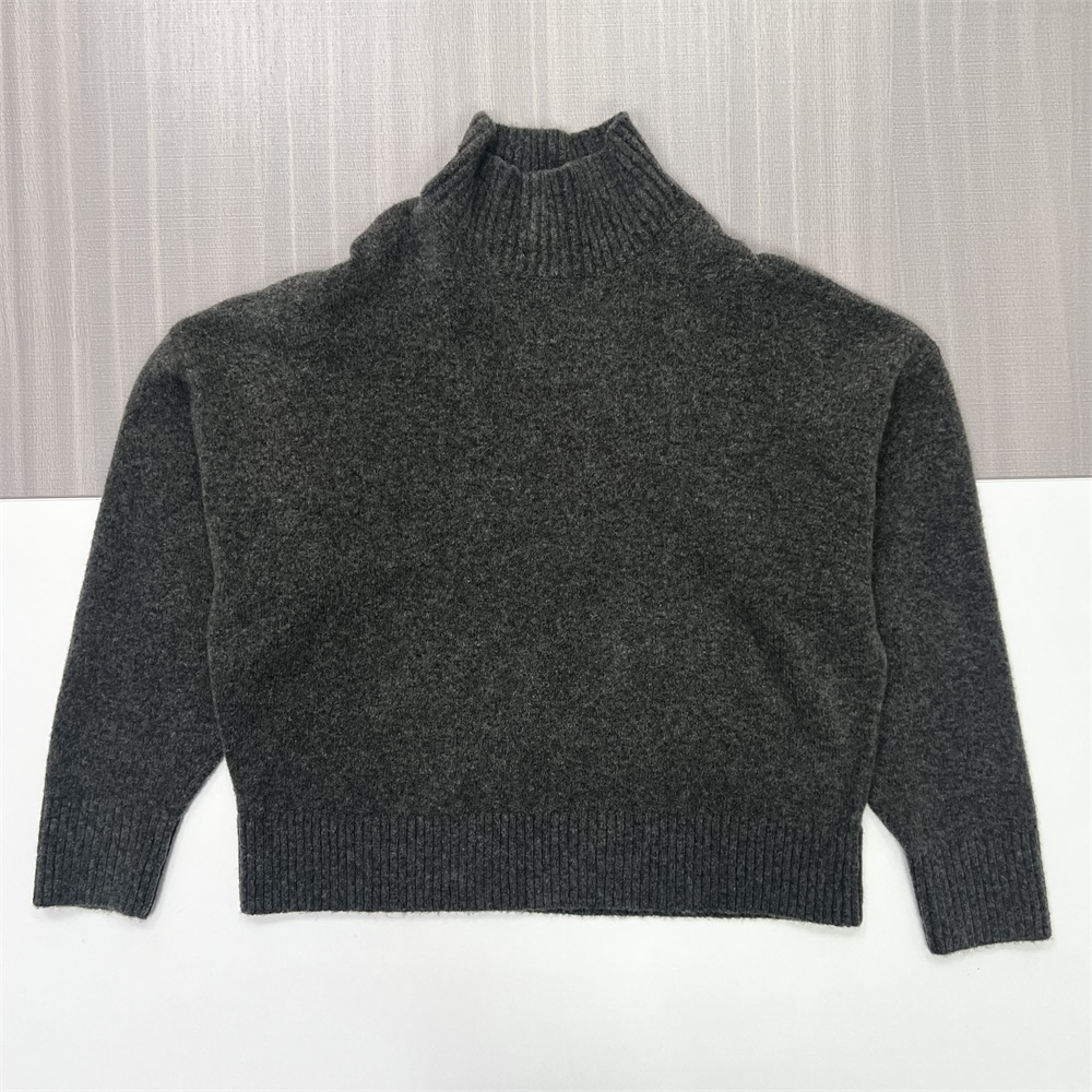 Женский свитер-водолазка оверсайз цвета древесного угля с высоким воротом - удобная повседневная одежда на заказ