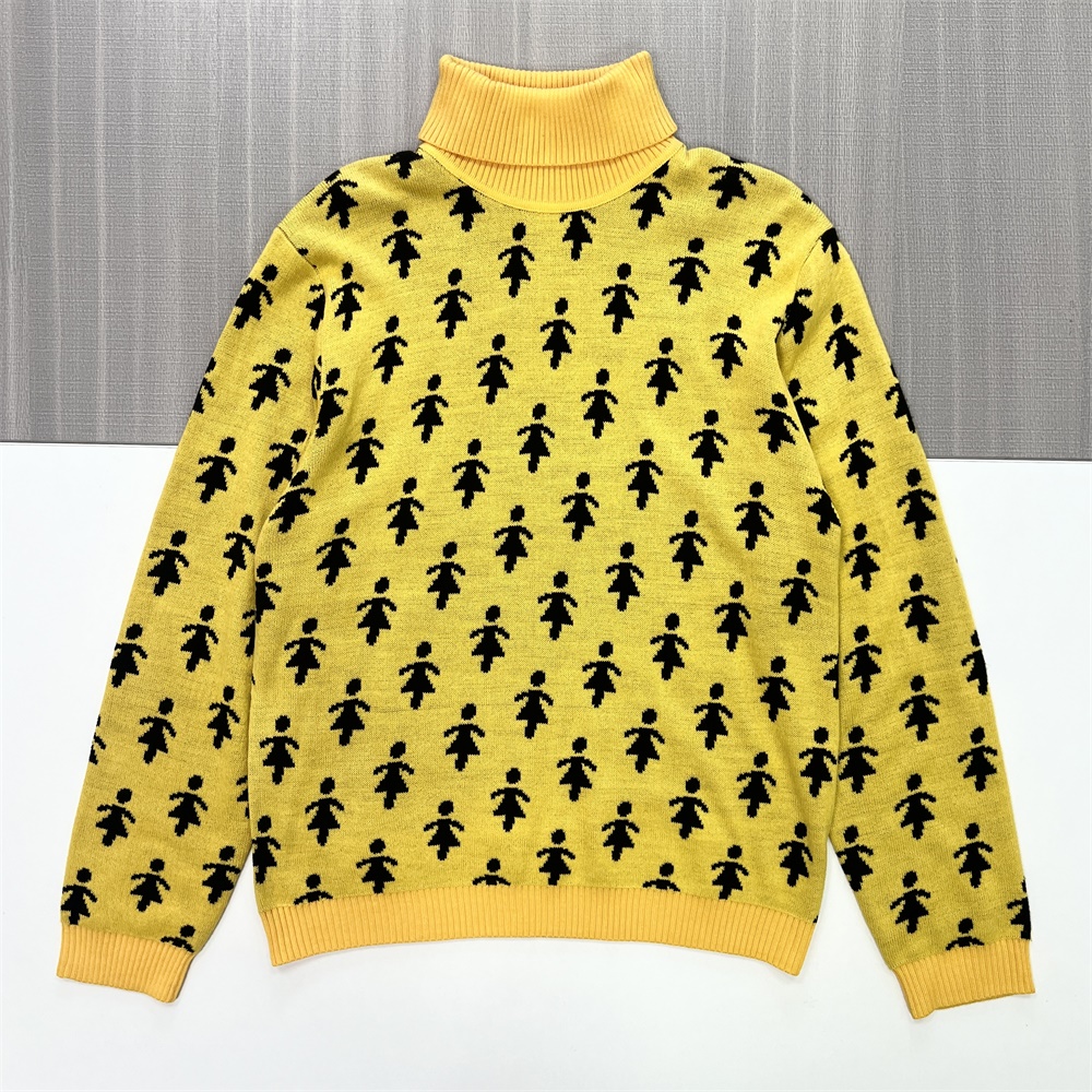 Женский горчично-желтый свитер-водолазка с высоким воротом и нестандартным рисунком - игривая одежда для выступлений