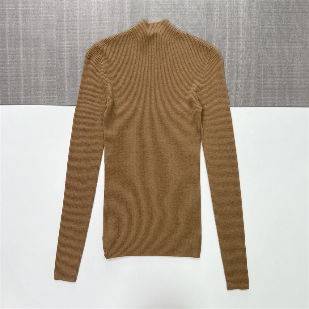 Женский приталенный свитер-водолазка в рубчик верблюжьего цвета - базовая одежда на заказ, неподвластная времени