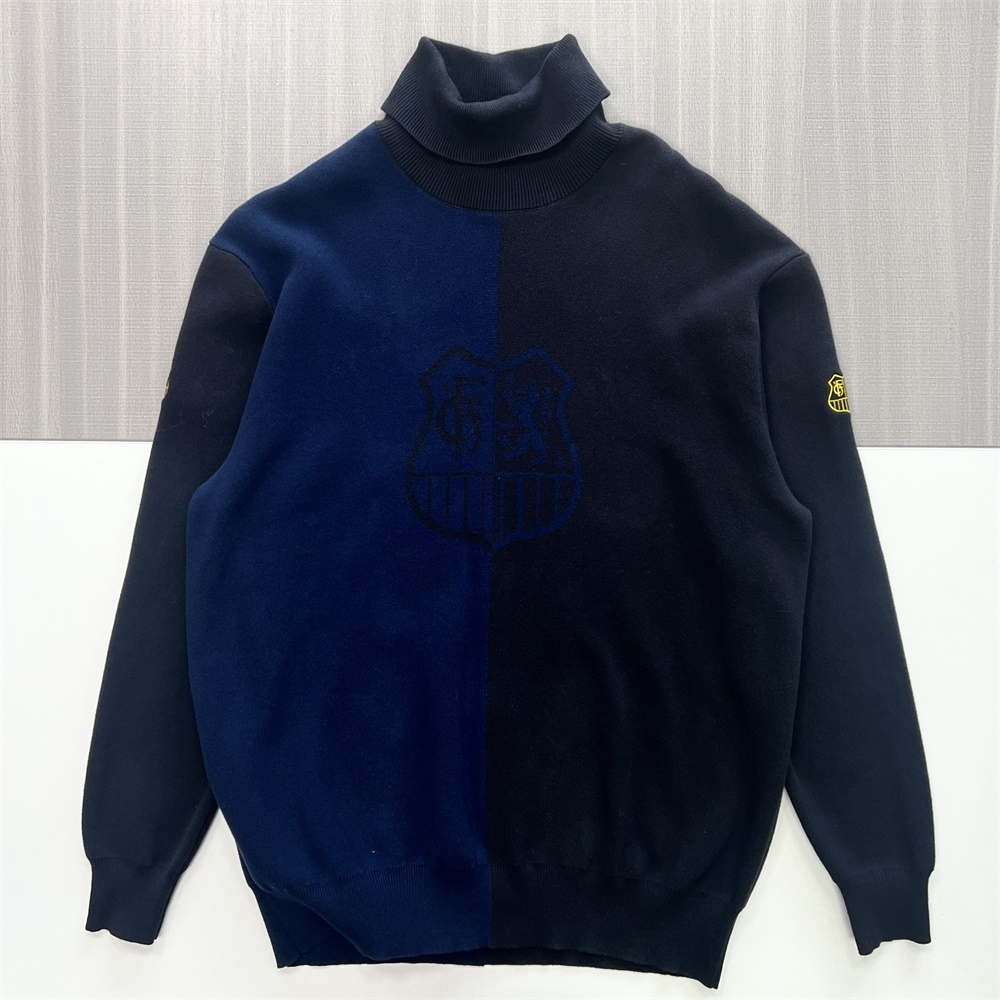 Женский двухцветный темно-синий свитер-водолазка с разрезом под горло и фирменной эмблемой - Фирменная одежда для выступлений