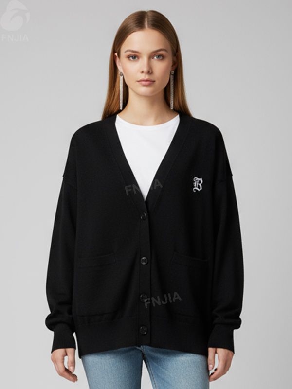 Женский вязаный кардиган с вышитым логотипом и V-образным вырезом черного цвета - Индивидуальная минималистичная брендовая одежда