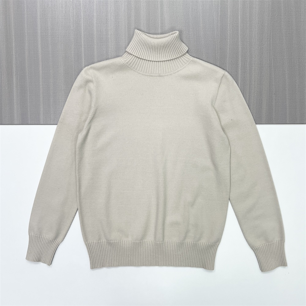 Женский бежевый приталенный свитер-водолазка с высоким воротом - базовая одежда на заказ, неподвластная времени