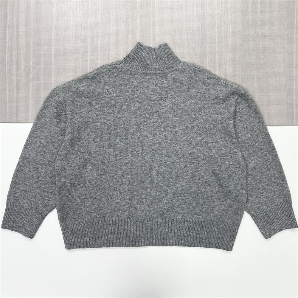 Женский серый свитер-водолазка оверсайз в полоску с высоким воротом и пышными рукавами 3/4 - современная повседневная одежда на заказ