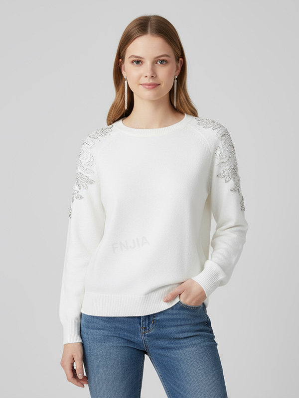 Женский белый вязаный свитер с блестящей вышивкой на плече
