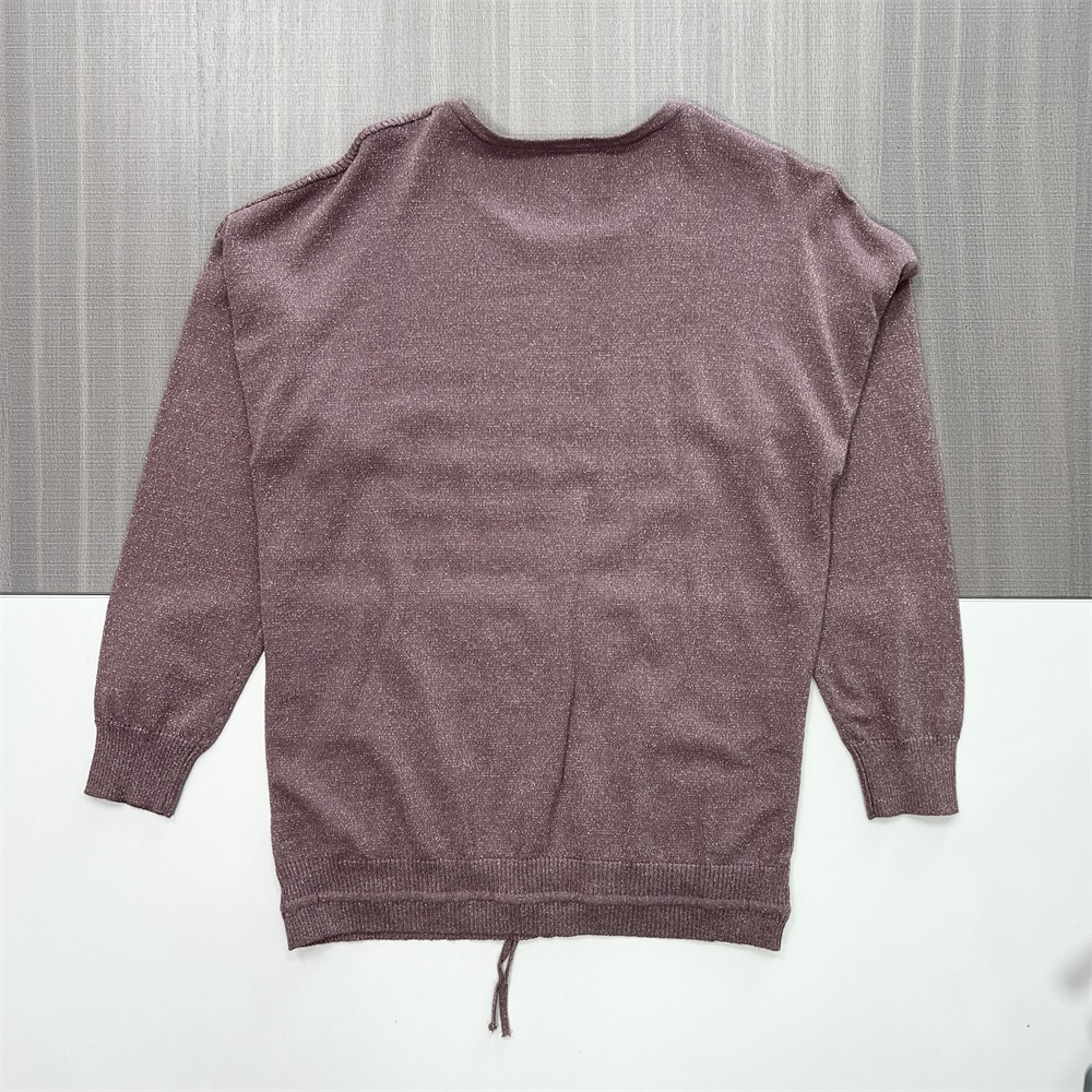 Женский свитер фактурной вязки сиреневого цвета (круглый вырез горловины, накладные карманы и низ на завязках)