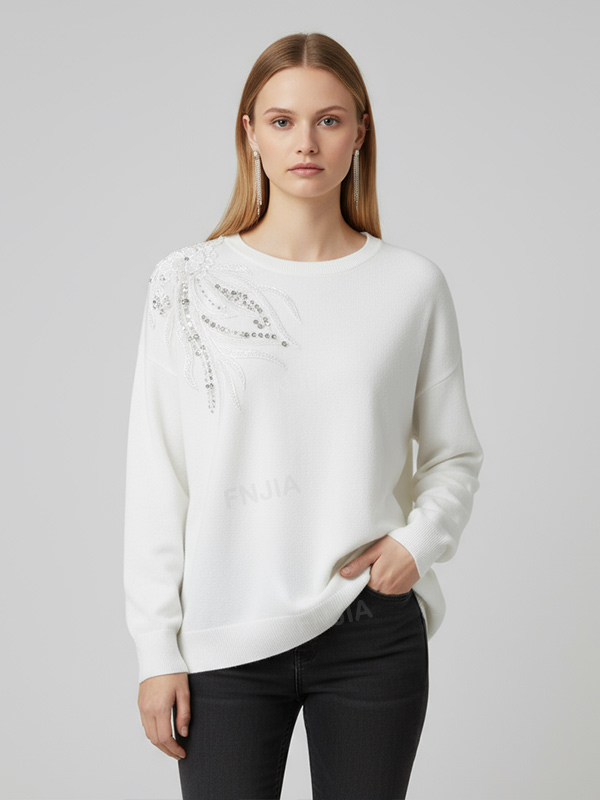 Женский белый вязаный свитер с мерцающим цветочным узором и украшением из перьев на плече