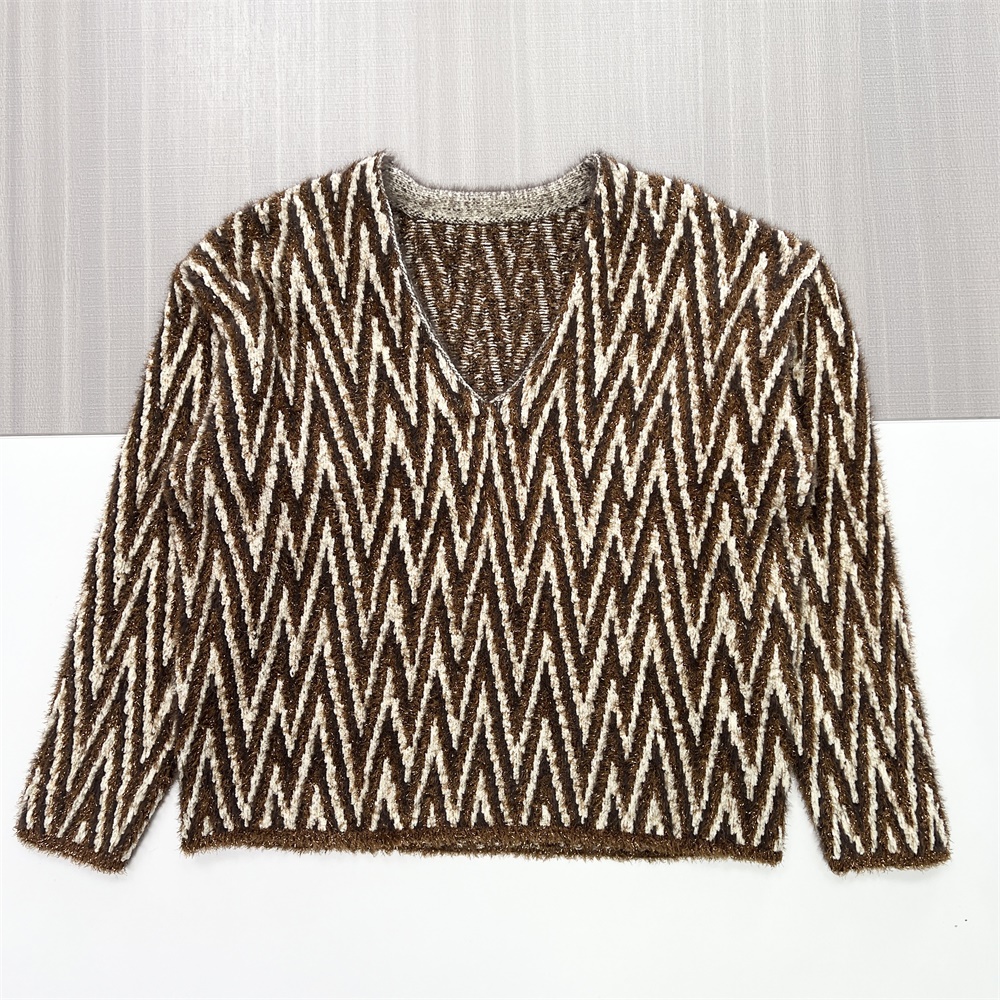 Женский свитер коричнево-кремовой вязки с шевронами (V-образный вырез, пушистая текстура)