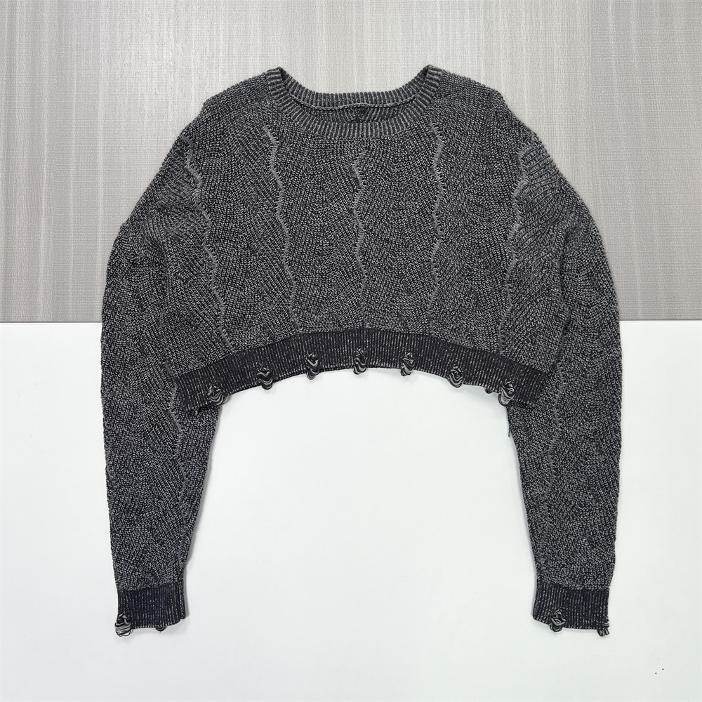 Женский укороченный свитер угольной вязки с завязками по низу