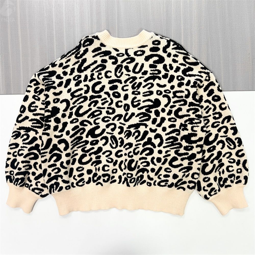 Женский вязаный свитер кремового и черного цветов с леопардовым принтом (круглый вырез горловины, объемные пышные рукава)