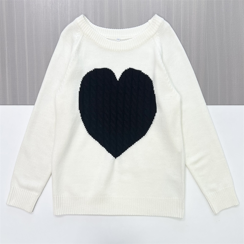 Женский бело-черный вязаный свитер с сердечками (круглый вырез, свободный крой)