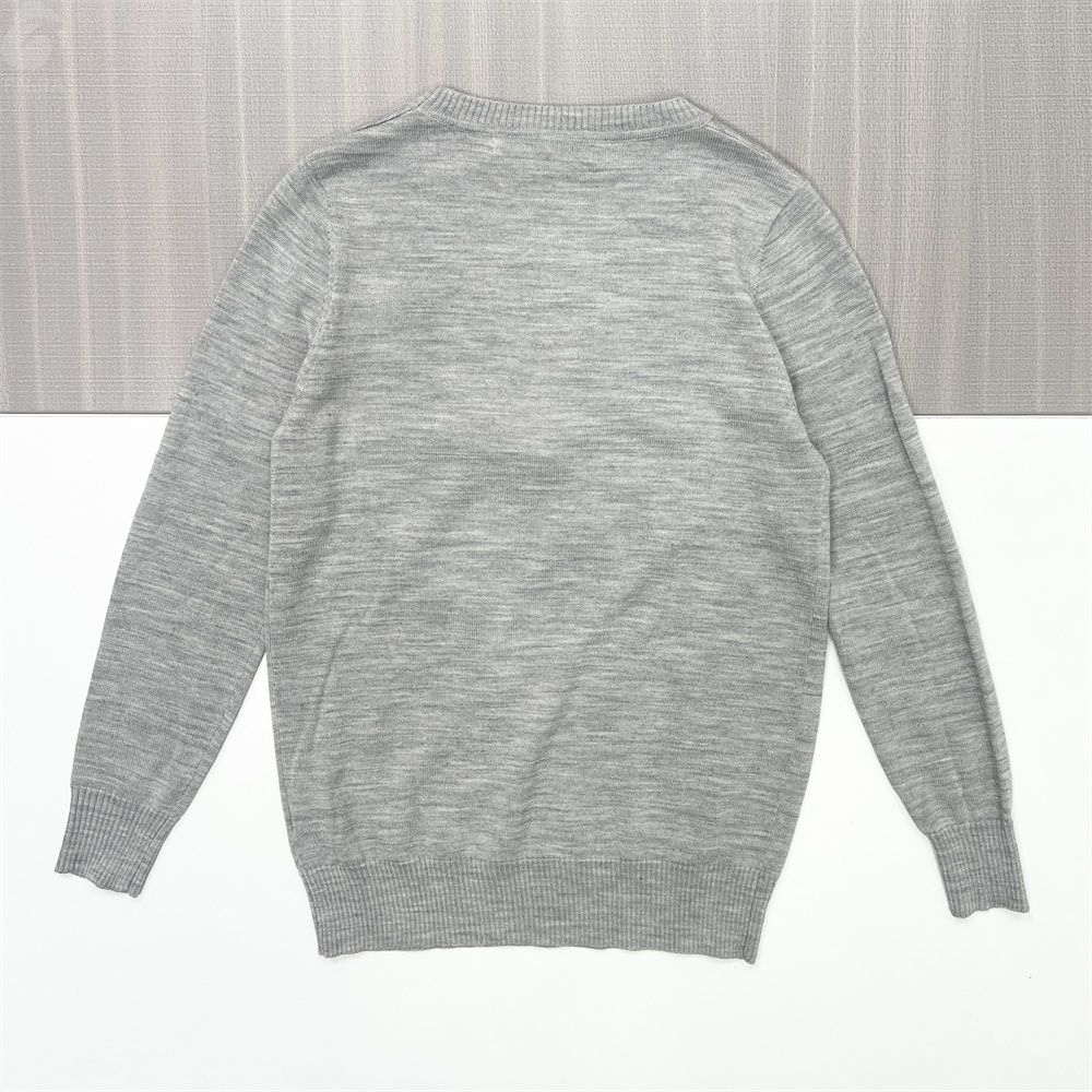 Женский вязаный свитер с изображением серого кота Вереска (круглый вырез, игривый узор из бисера)