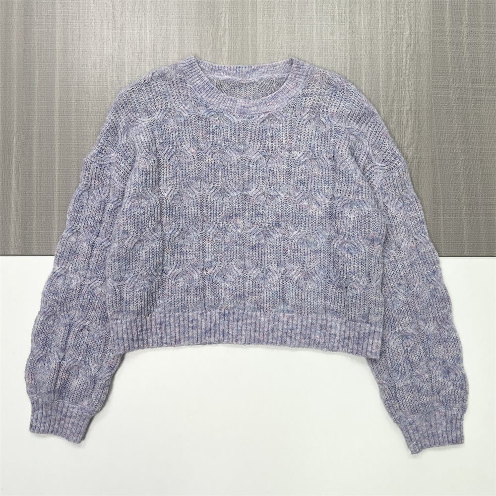 Женский свитер крупной вязки лавандового цвета (оверсайз, укороченный силуэт)