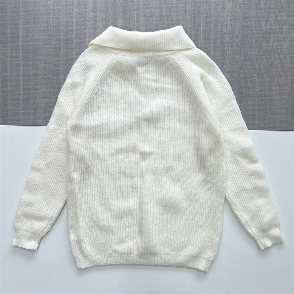 Женский свитер поло из трикотажа в рубчик цвета слоновой кости с воротником-стойкой на молнии
