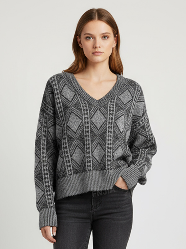 Женский укороченный вязаный свитер с V-образным вырезом и серо-черными ромбами