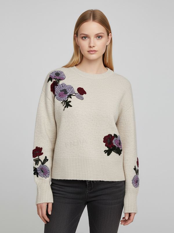Женский бежевый вязаный свитер с цветочной вышивкой (фиолетово-красный мотив)