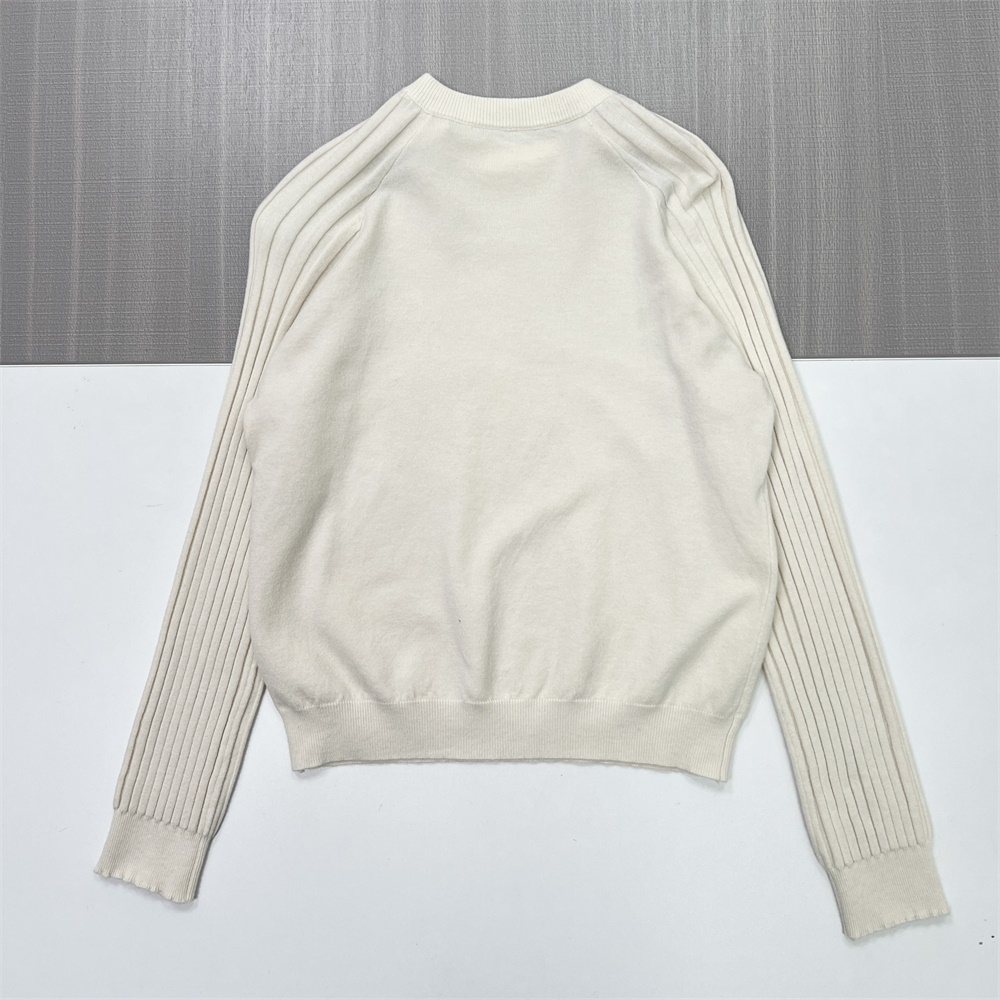 Женский вязаный свитер цвета слоновой кости (круглый вырез, вырезы на плечах с металлическими вставками)