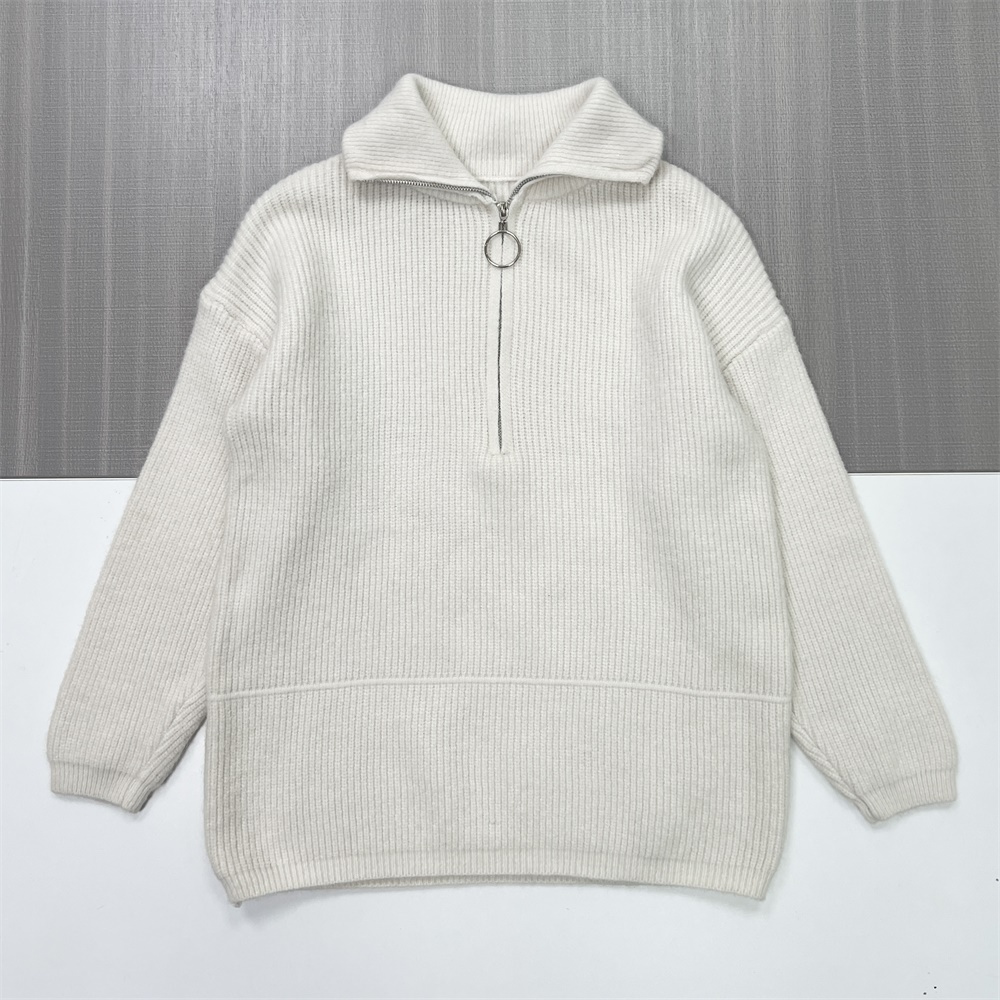 Женский свитер поло из трикотажа в рубчик цвета слоновой кости с воротником-стойкой на молнии и кольцом