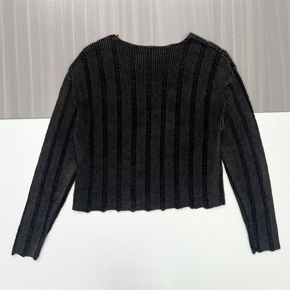 Женский укороченный свитер с V-образным вырезом в рубчик в угольную полоску