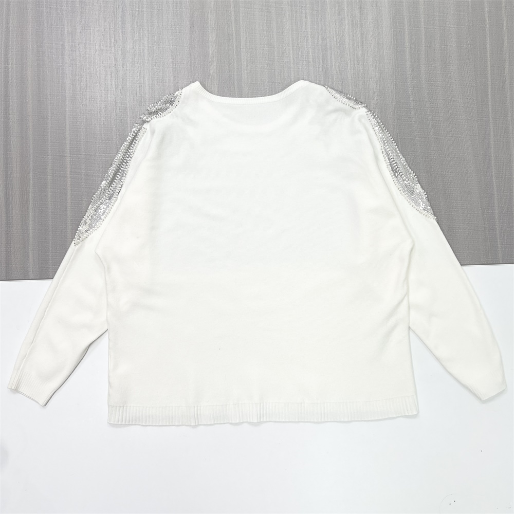 Женский белый вязаный свитер с блестящими украшениями в виде пальмовых листьев на плечах