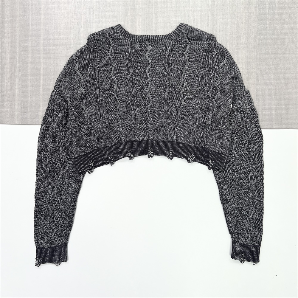 Женский укороченный свитер угольной вязки с завязками по низу