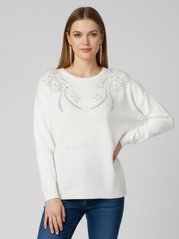 Женский белый вязаный свитер с элегантными украшениями на плечах и груди