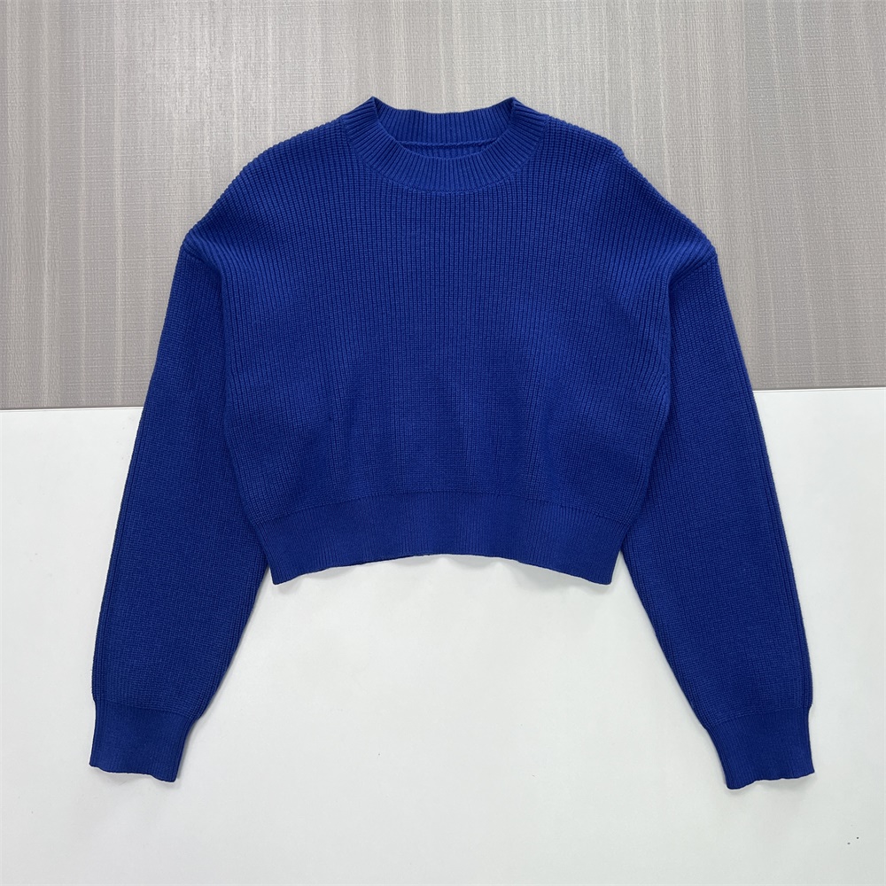 Женский укороченный свитер из трикотажа в рубчик королевского синего цвета (круглый вырез горловины, объемные рукава-лодочки)