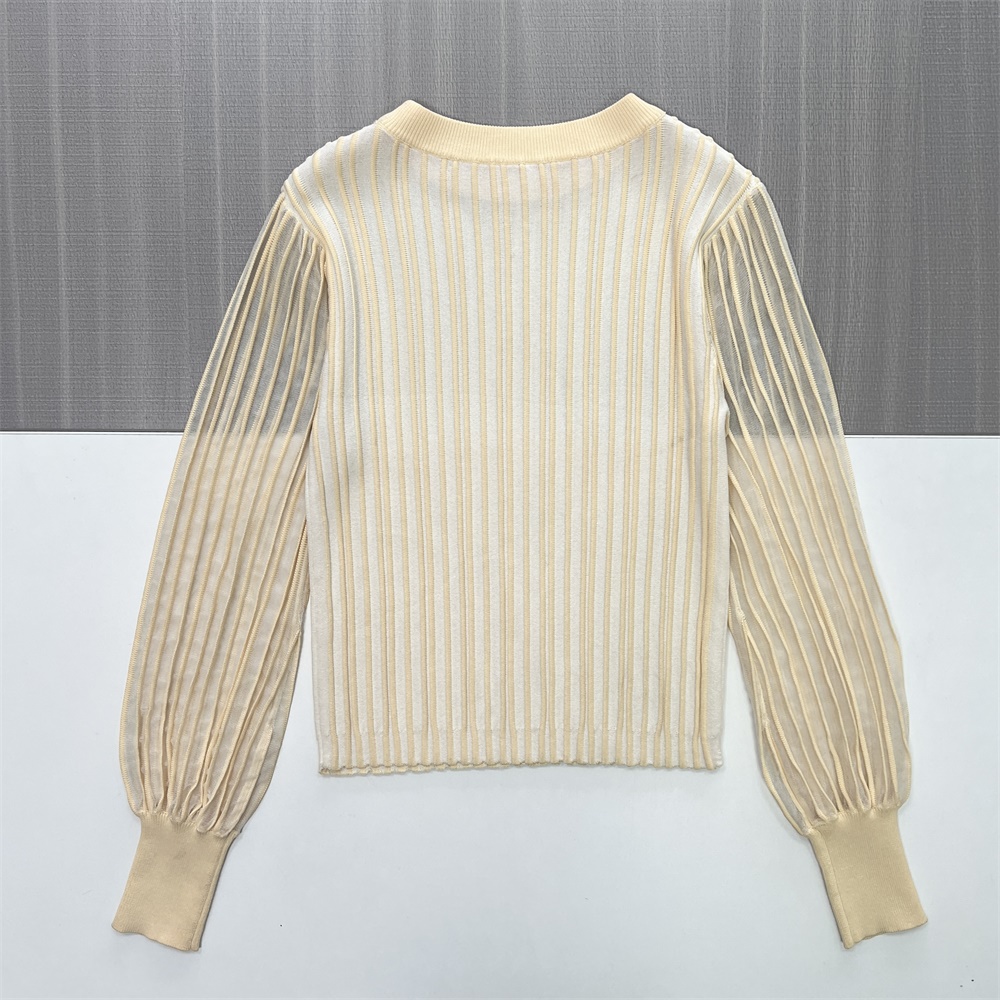 Женский вязаный свитер кремового цвета в прозрачную полоску (круглый вырез горловины, пышные рукава)
