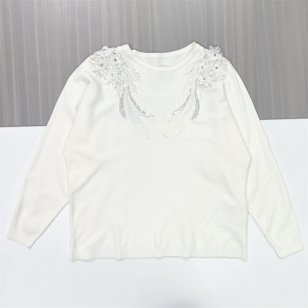 Женский белый вязаный свитер с элегантными украшениями на плечах и груди