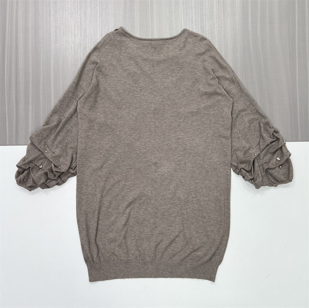 Женская вязаная туника темно-серого цвета (оверсайз, жемчужные украшения и пышные рукава)