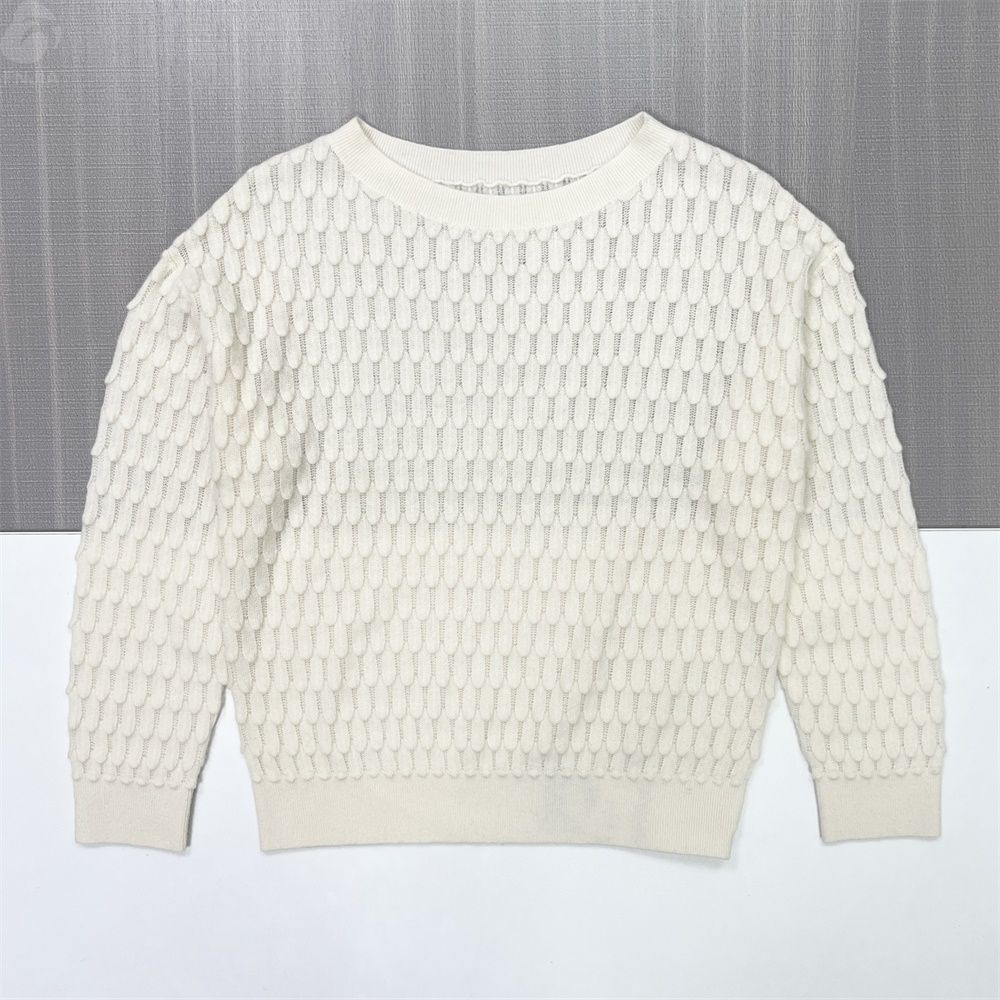 Женский кремовый свитер ажурной вязки с чешуйчатым узором (круглый вырез, текстурированный рисунок)