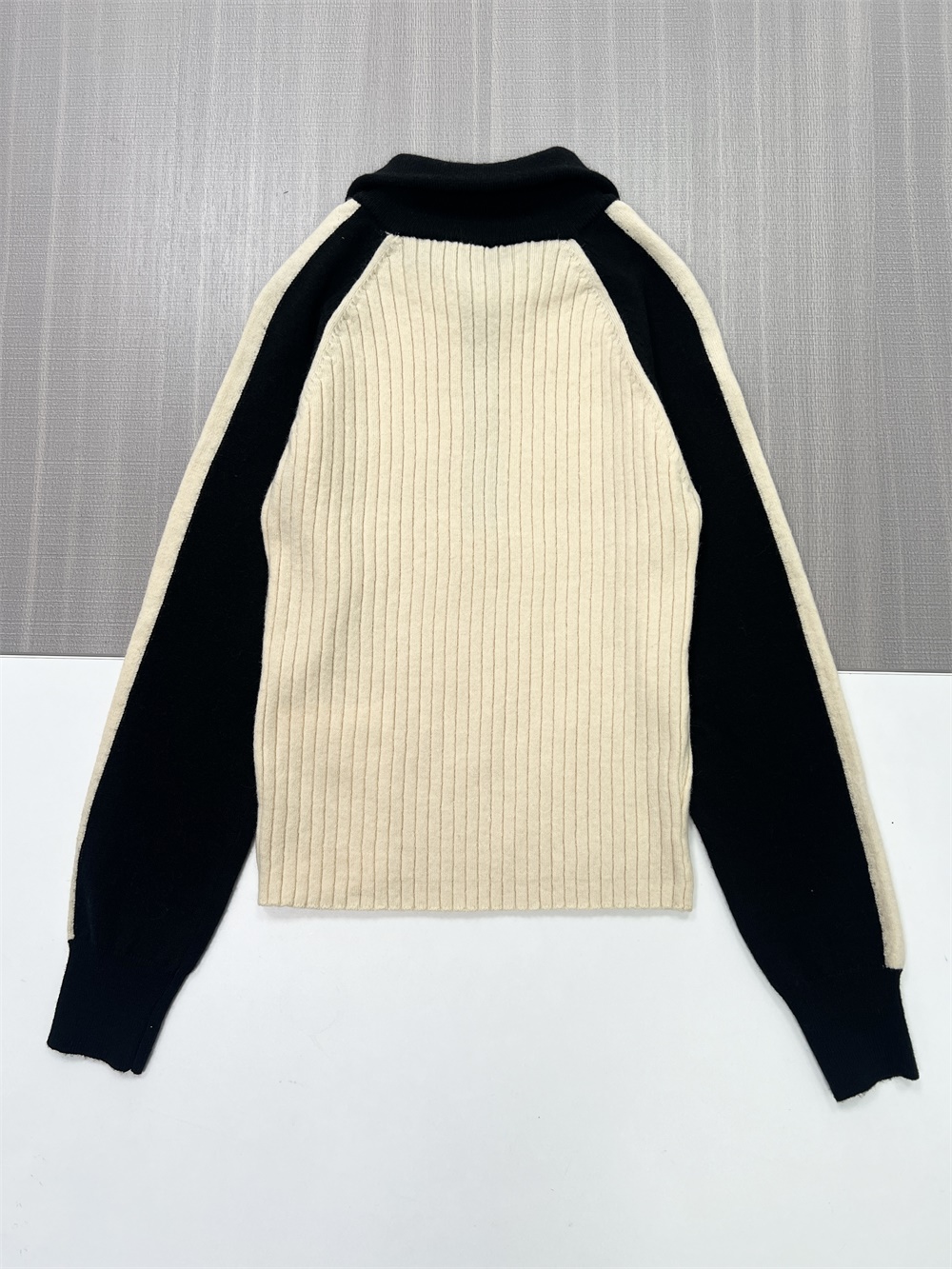 Женский бежево-черный контрастный свитер поло из трикотажа в рубчик с воротником-стойкой на молнии