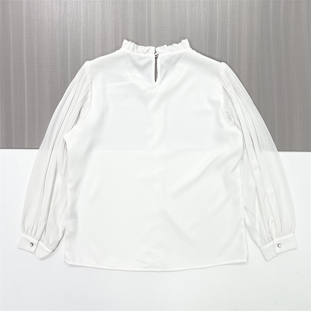 Женская белая блузка с оборками и имитацией шеи, плиссированными рукавами и заклепками