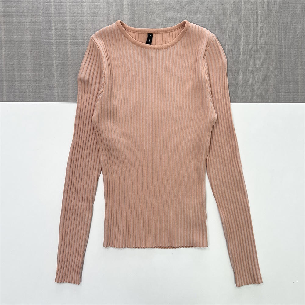 Женский вязаный свитер в рубчик розового цвета с круглым вырезом горловины и приталенным длинным рукавом