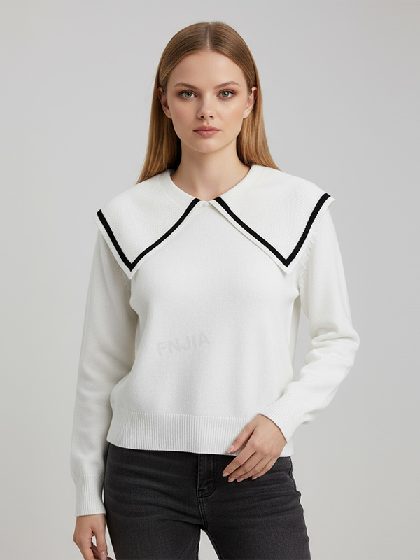 Женский вязаный свитер с белым матросским воротником и черной контрастной отделкой