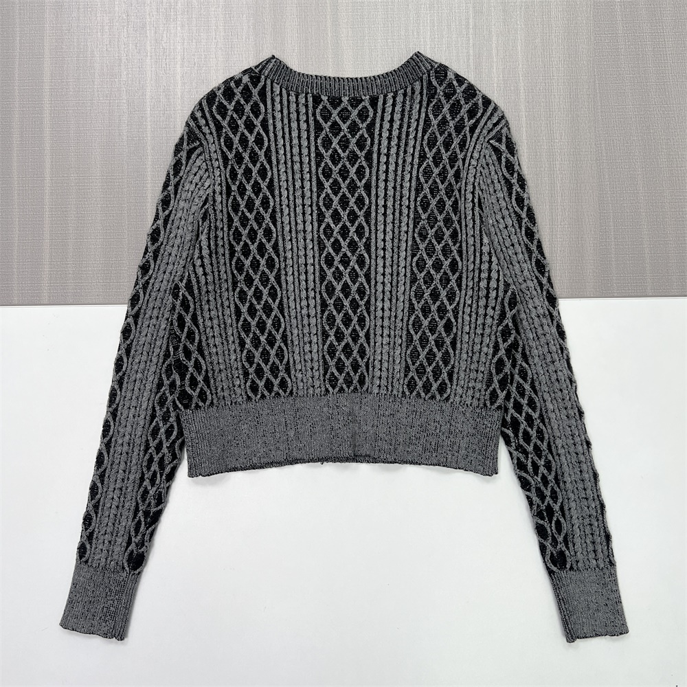 Женский укороченный вязаный кардиган с V-образным вырезом и серо-черными ромбами