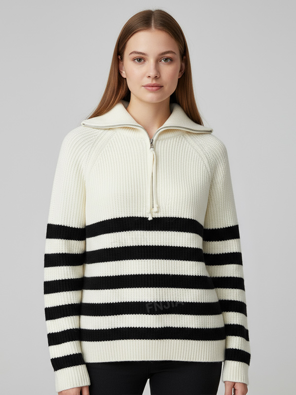 Женский свитер поло из трикотажа в рубчик в полоску цвета слоновой кости и черного цвета с воротником-стойкой на молнии