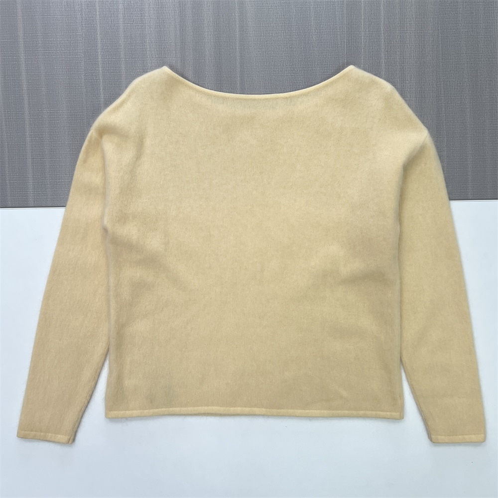 Женский бежевый вязаный свитер с вырезом лодочкой (мягкий минималистичный дизайн)