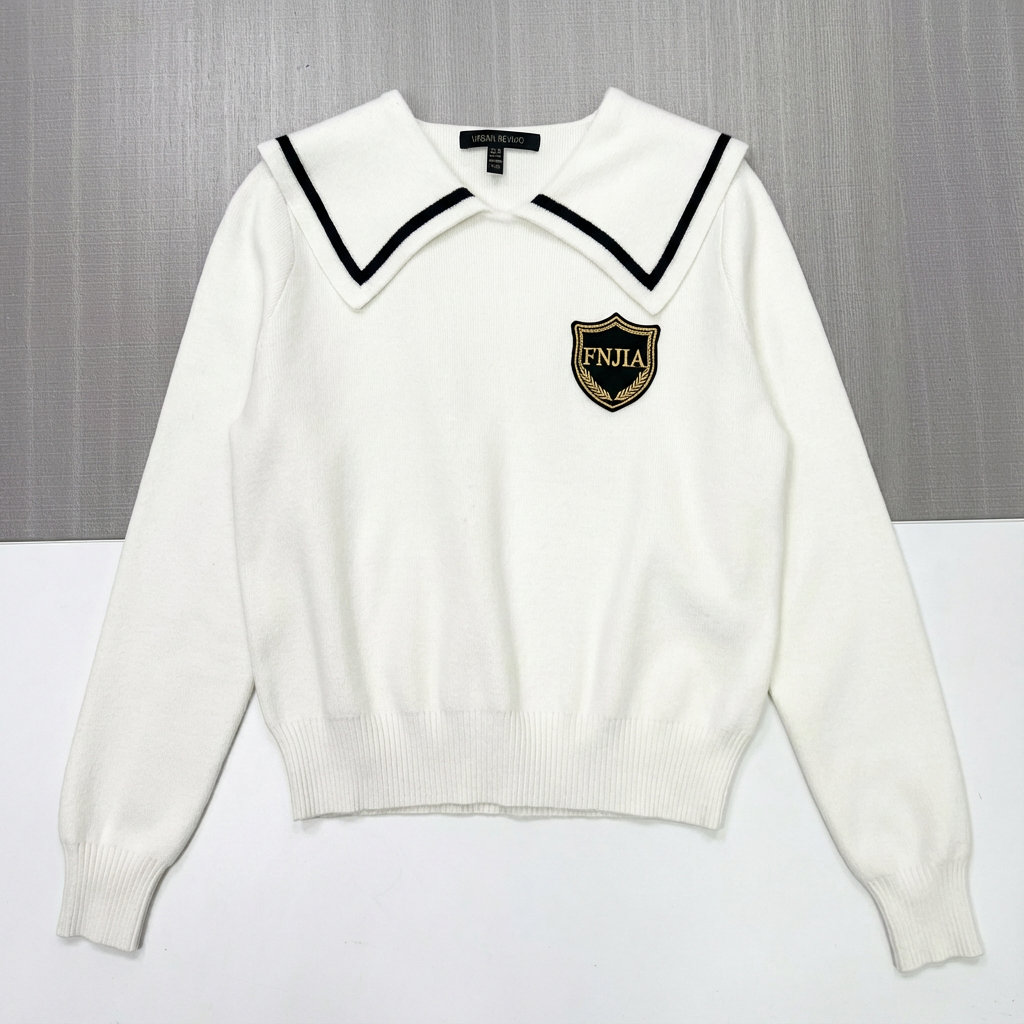 Женский вязаный свитер с белым матросским воротником и контрастной отделкой и эмблемой