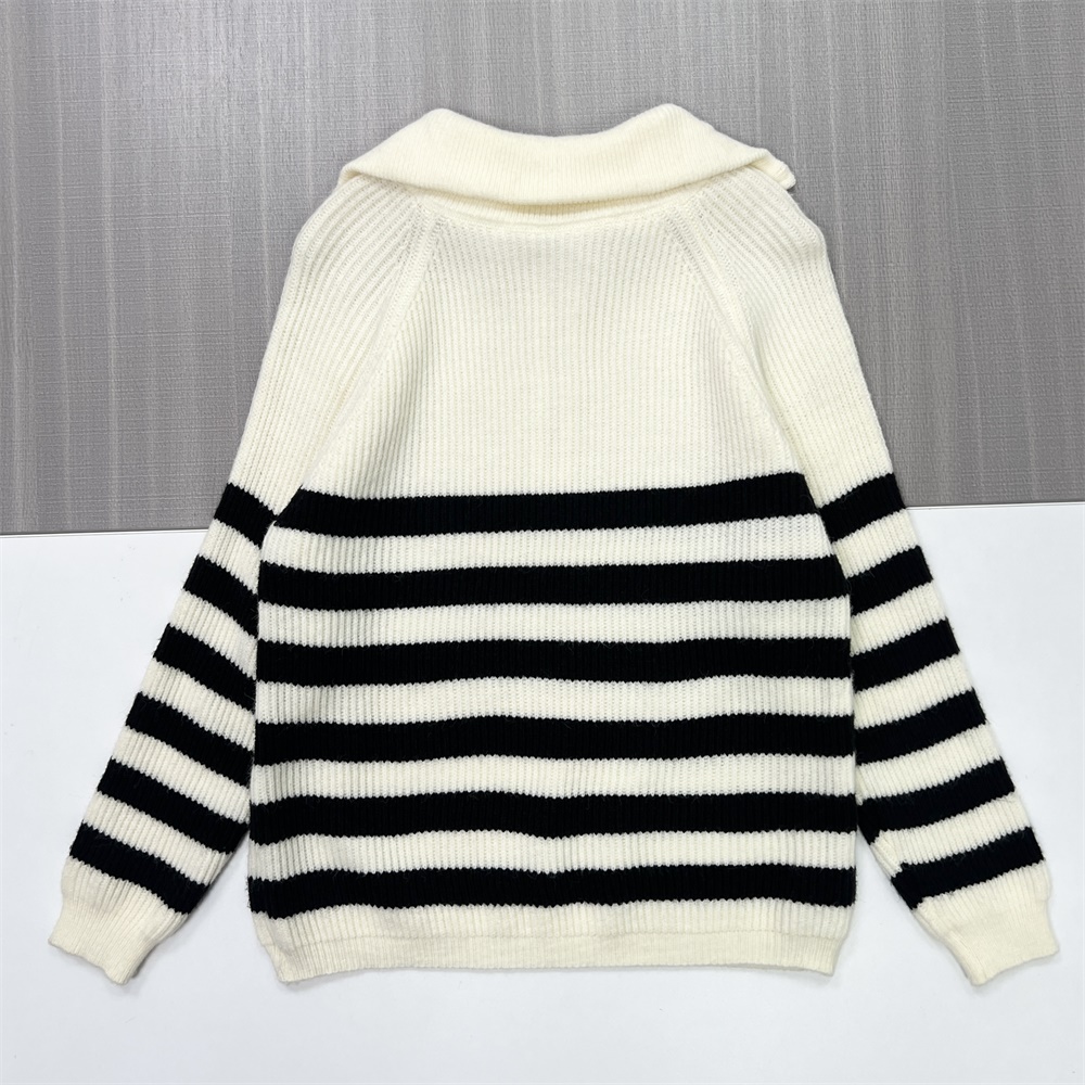 Женский свитер поло из трикотажа в рубчик в полоску цвета слоновой кости и черного цвета с воротником-стойкой на молнии