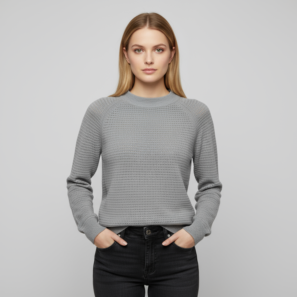 Женский серый свитер ажурной вязки с круглым вырезом горловины (текстурированный сетчатый узор)