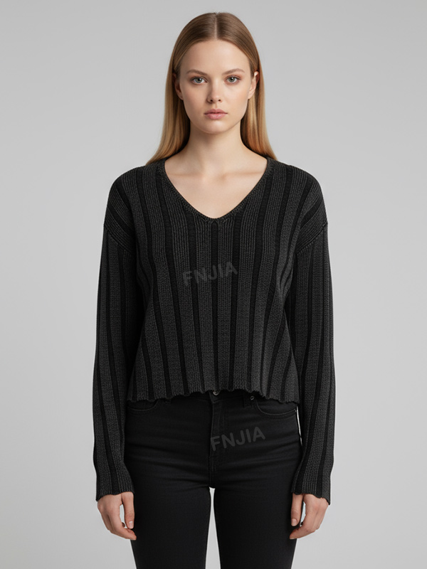 Женский укороченный свитер с V-образным вырезом в рубчик в угольную полоску