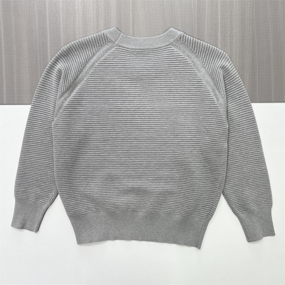 Женский серый свитер ажурной вязки с круглым вырезом горловины (текстурированный сетчатый узор)