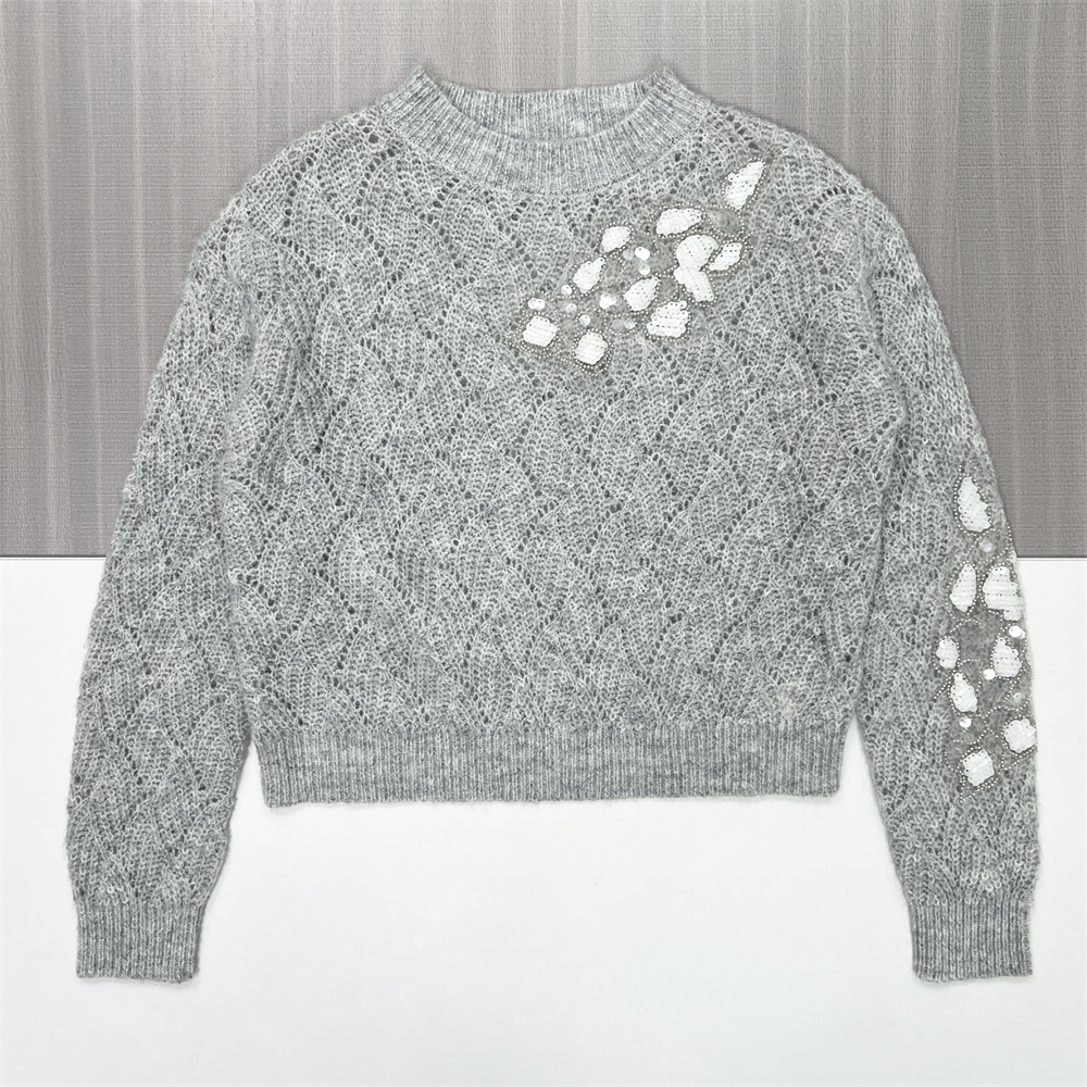 Женский серый свитер ажурной вязки с цветочным орнаментом